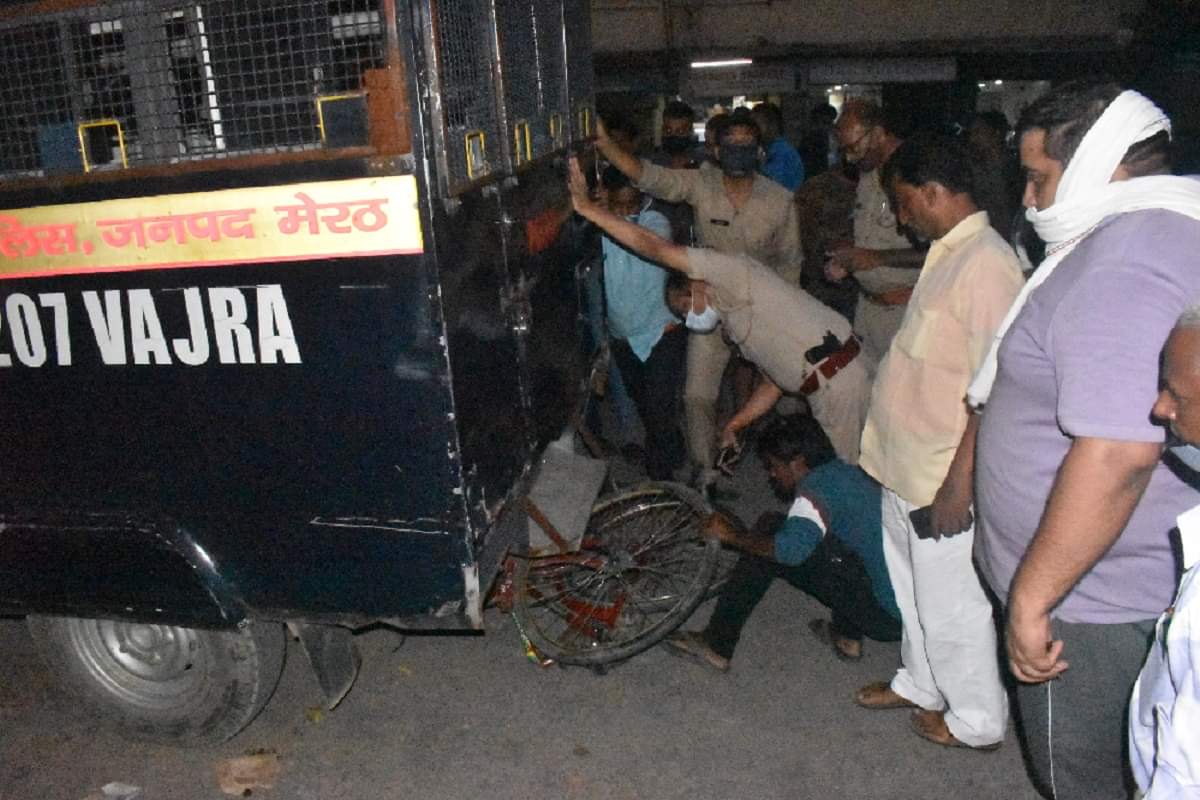 Meerut News: angry women have beaten up a soldier after businessman death in accident