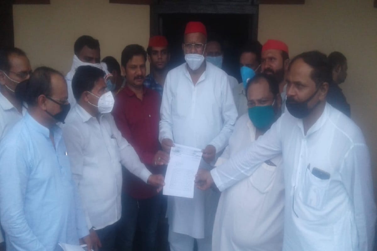 Parents meet former minister Shahid Manzoor to demand a fee waiver in Meerut