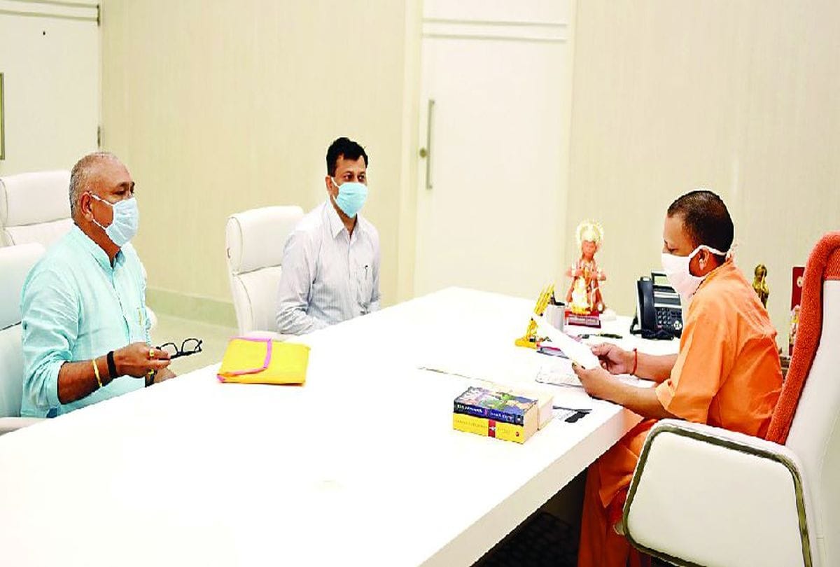 Bjp Mp Rajkumar Chahar Meets Cm Yogi For Water And Potato center