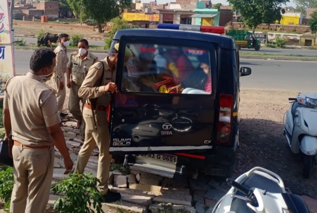 young men and girls found in objectionable condition in the dhaba on agra highway