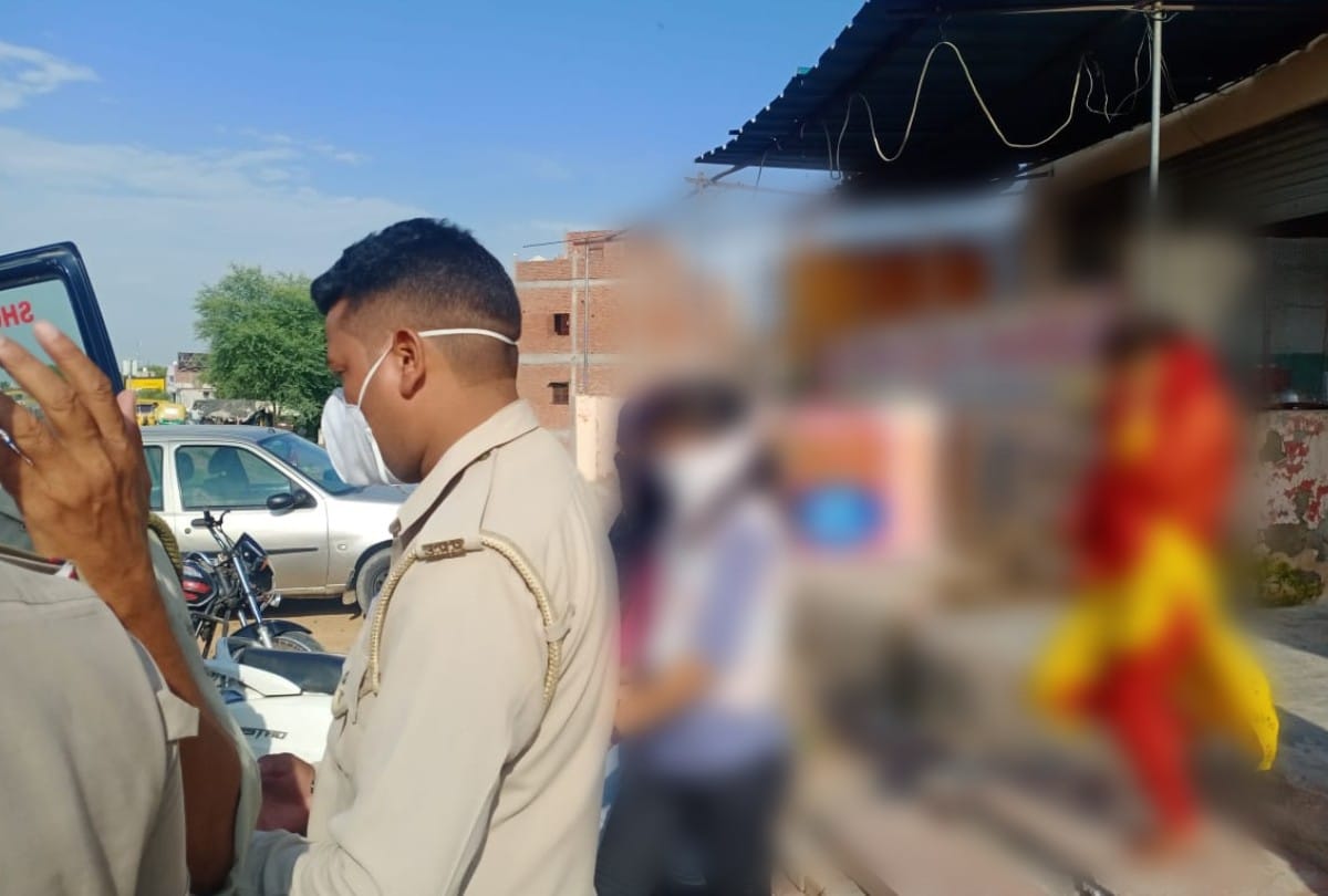 young men and girls found in objectionable condition in the dhaba on agra highway