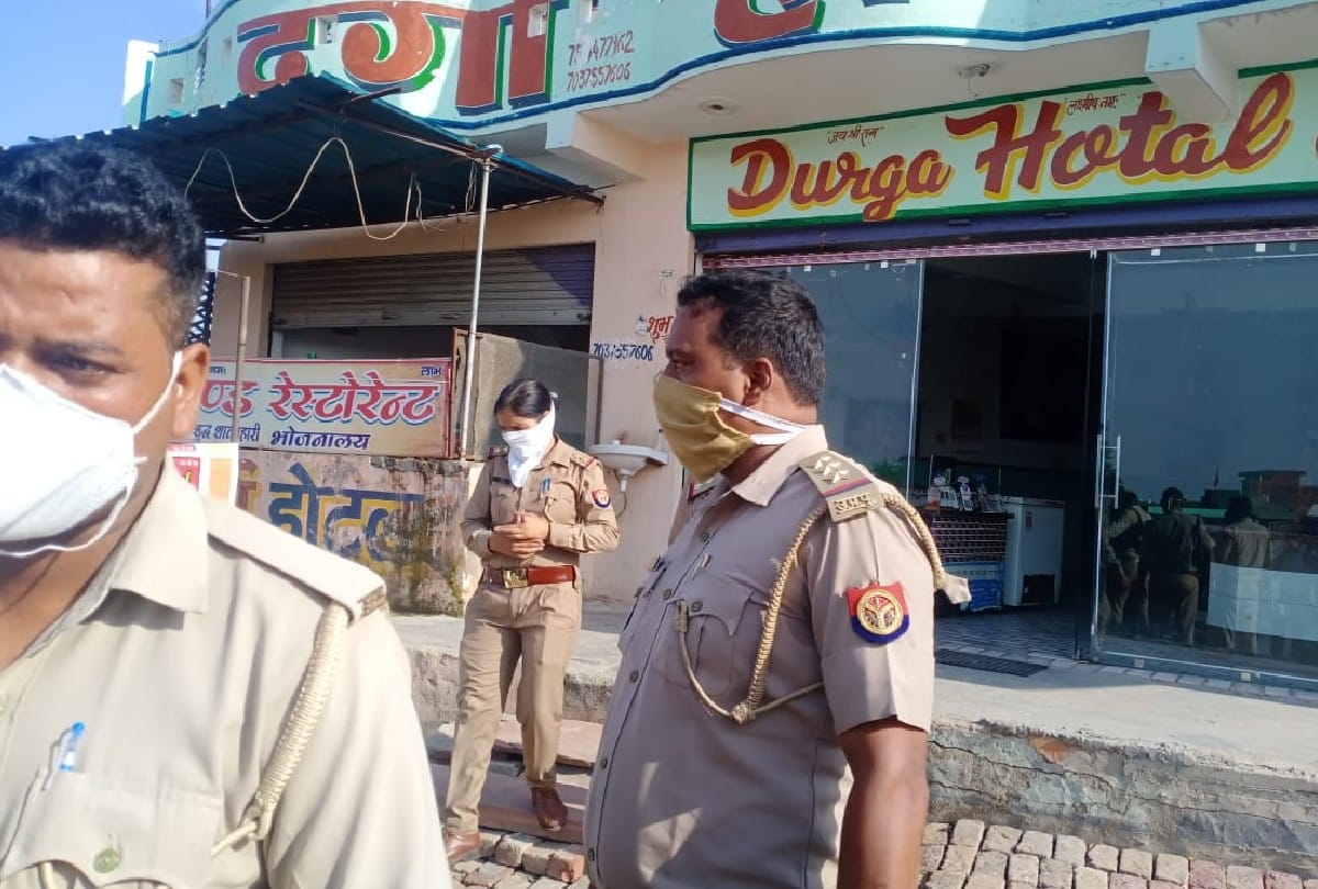 young men and girls found in objectionable condition in the dhaba on agra highway