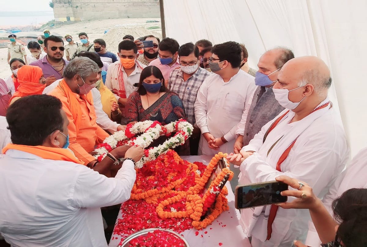 The bones of Madhya Pradesh Governor Lalji Tandon immersed in Sangam
