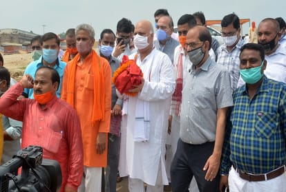 The bones of Madhya Pradesh Governor Lalji Tandon immersed in Sangam