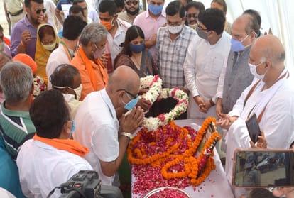 The bones of Madhya Pradesh Governor Lalji Tandon immersed in Sangam