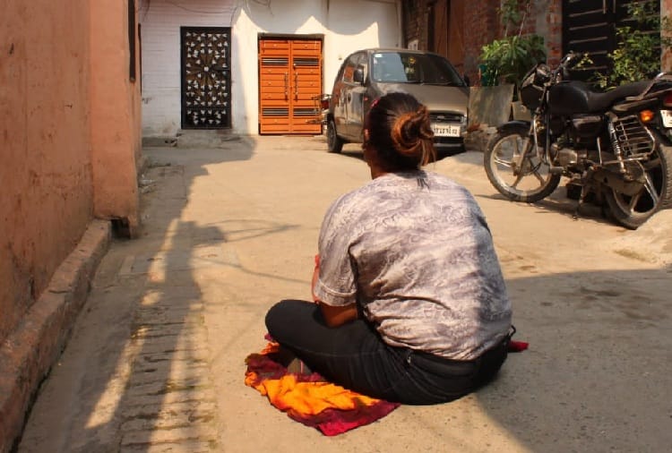 girl sit on protest for marriage outside boy friend's house
