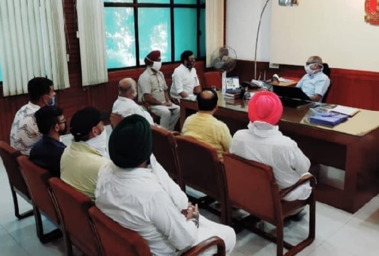 Moga News in Hindi: Case of action on shopkeepers heats up in Moga, Punjab