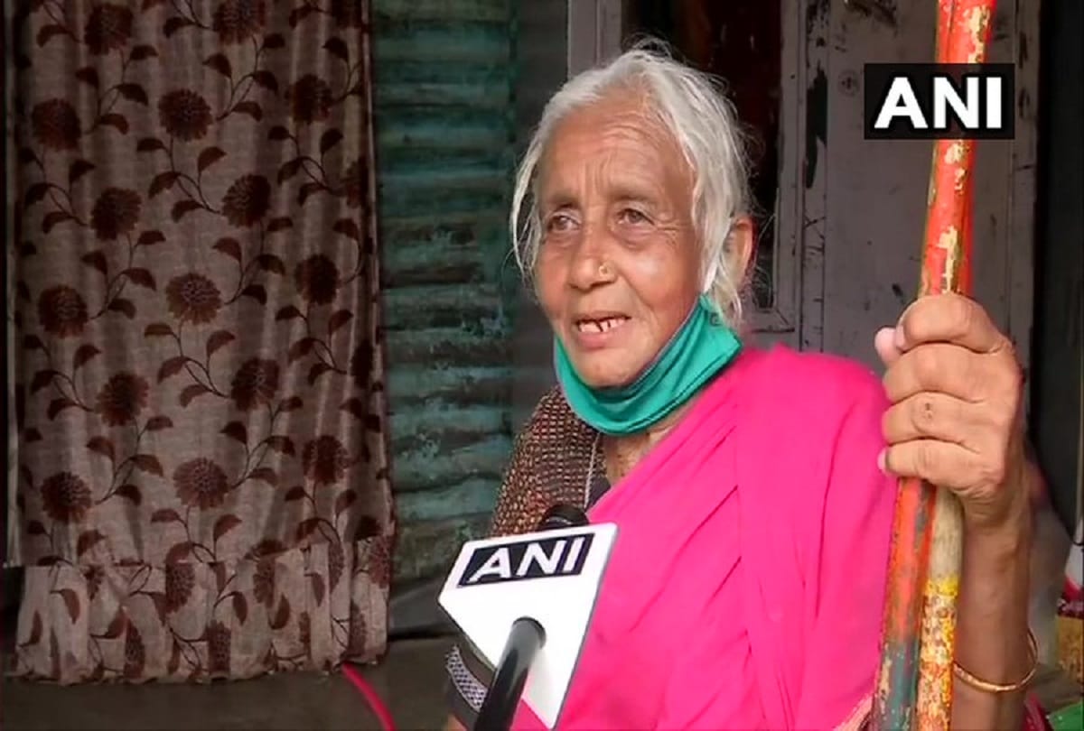 85 years old shantabai pawar stick fighting performance on street of pune