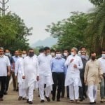 समर्थक विधायकों के साथ अशोक गहलोत (फाइल फोटो)