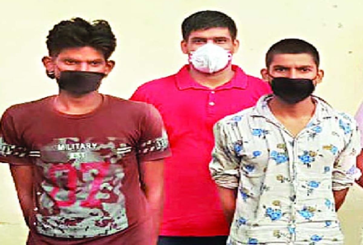 Two smugglers who supplied 400 pistols and 1000 cartridges caught