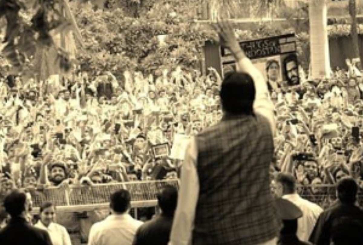 Amitabh Bachchan shares an emotional post praises the love and support of fans