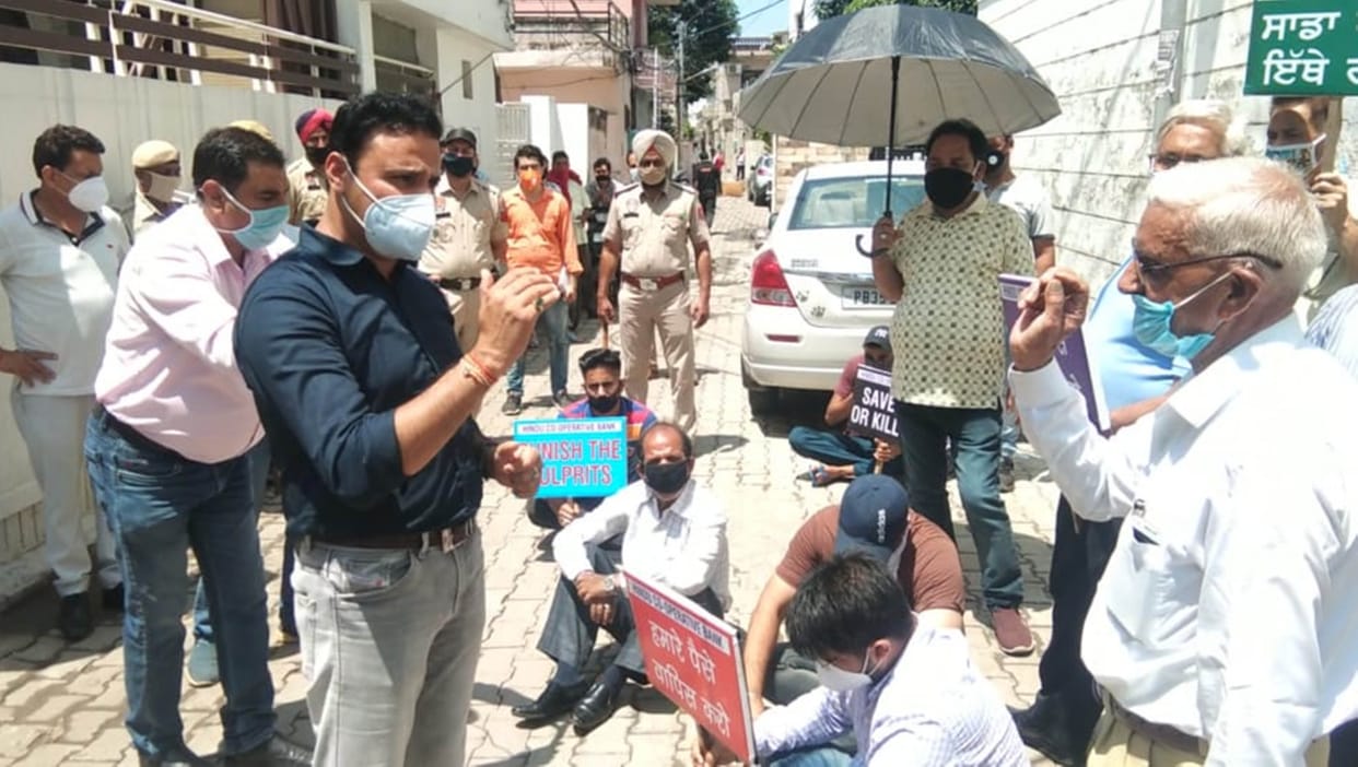Hindu bank consumers protest outside MLA's house in pathankot