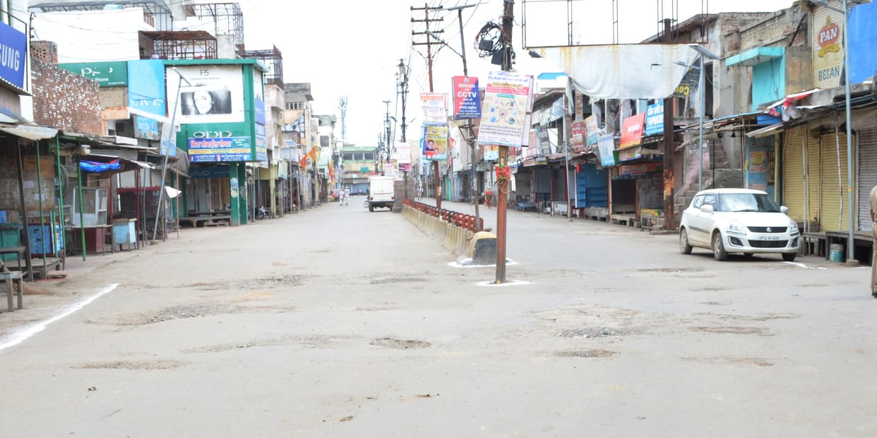 The atmosphere like curfew, establishments remained closed