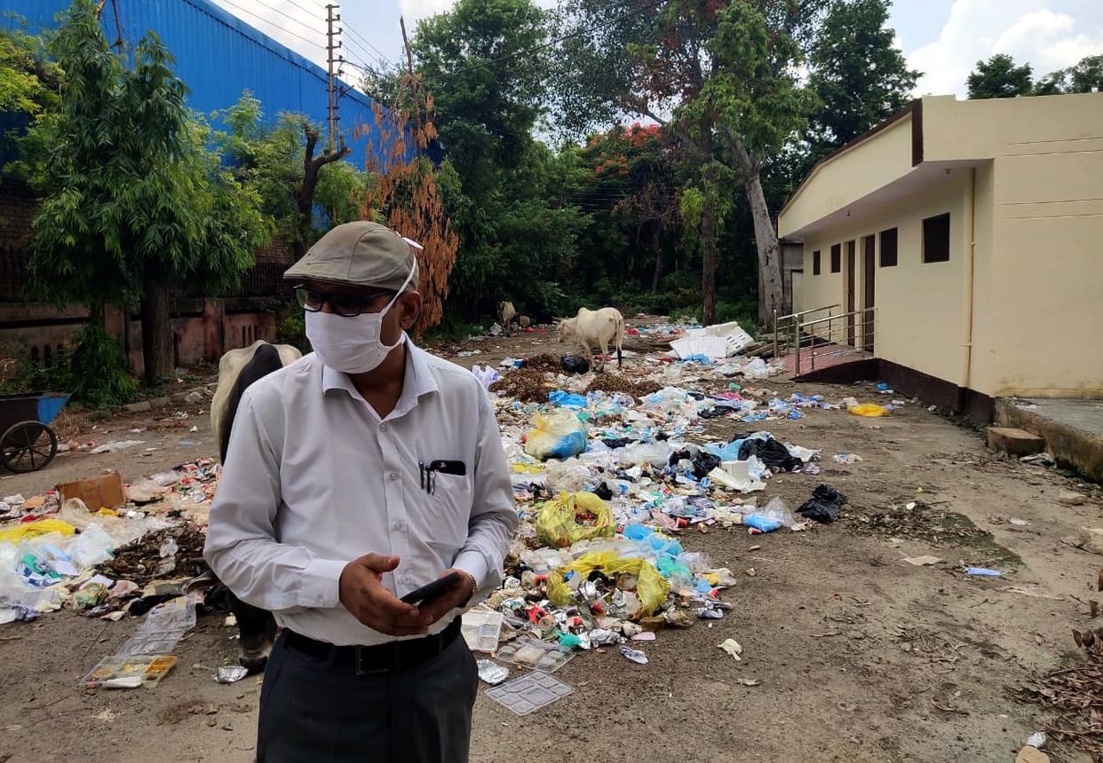 Aligarh: Garbage was lying in Deendayal Hospital for several days, CMO inspected