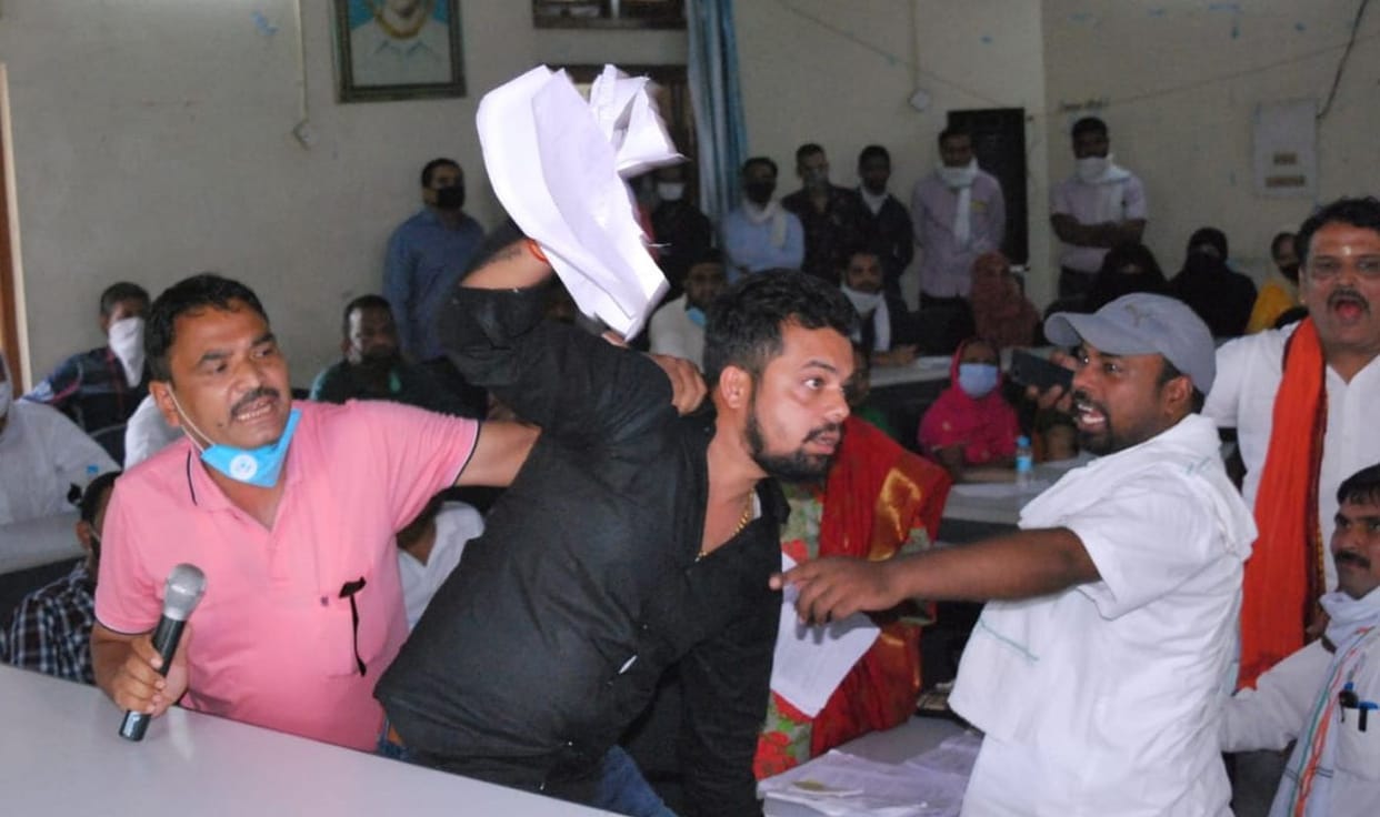 Muzaffarnagar: uproar in council meeting, councilor tore agenda