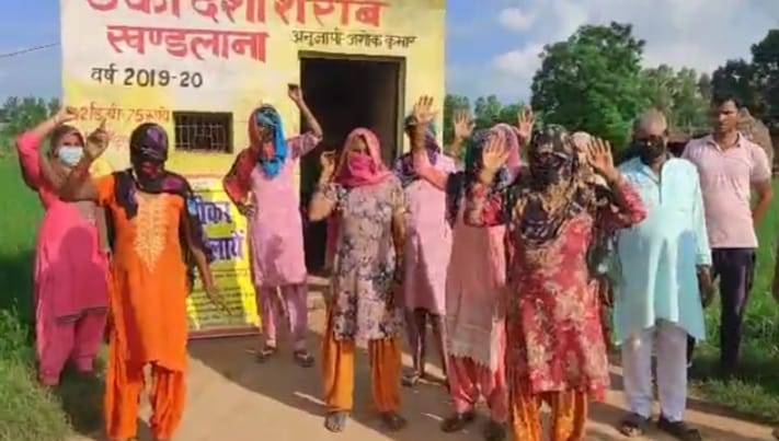 Women protest to remove liquor contract