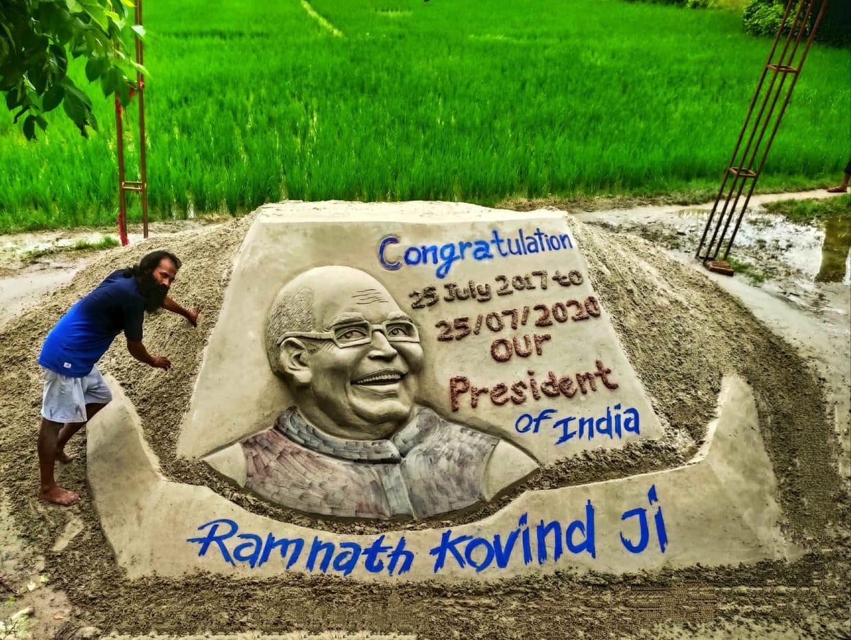 Sand Artist congratulates President for completion of three-year term