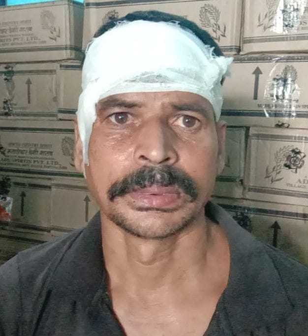 Attacked liquor contract salesmen and looted one lakh rupees, crooks also took beer boxes