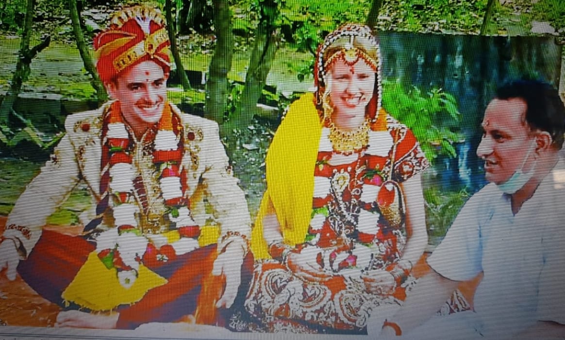 Rishikesh: Foreign couple tied to Hindu customs in marriage