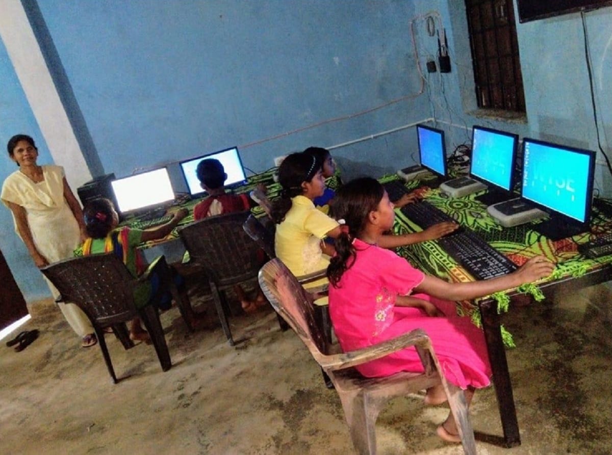 Mobile changed the life of naxalite areas in chhattisgarh, CRPF helped to change the life of villagers