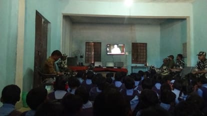 Mobile changed the life of naxalite areas in chhattisgarh, CRPF helped to change the life of villagers