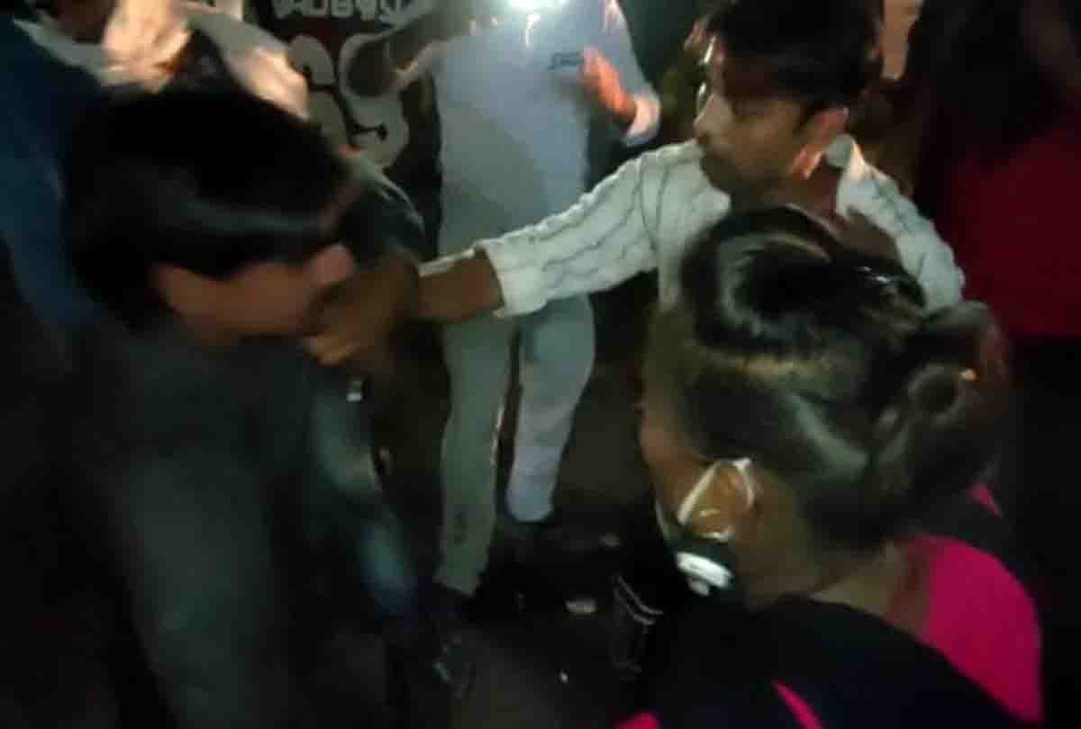 video viral of man beaten for molestation in Hamirpur bus depot
