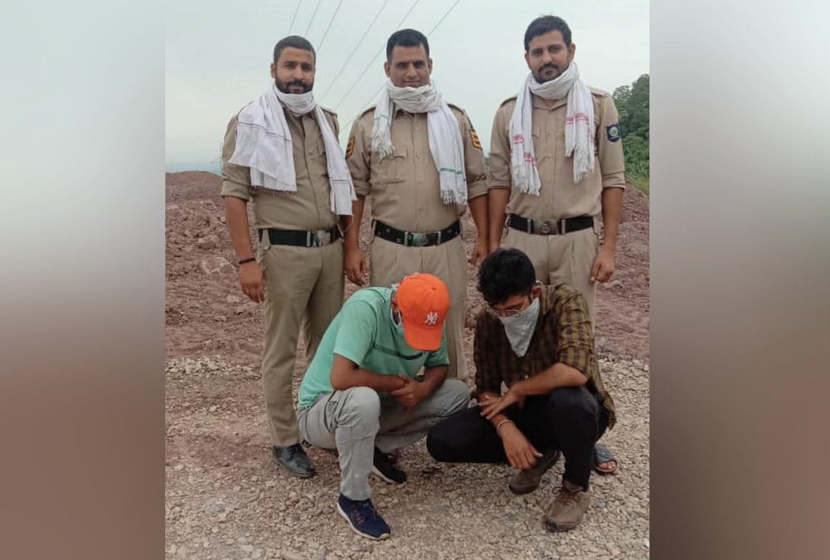 Himachal News : Two youth arrested with charas by police at swarghat bilaspur