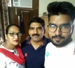 कारगिल युद्ध लड़ चुके पूर्व सैनिक दिनेश कुमार। साथ में पत्नी गीता एवं बेटा विशांत।