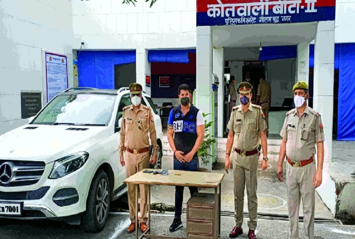 Greater Noida accused for extortion arrested by Beta 2 police alongwith mercidies