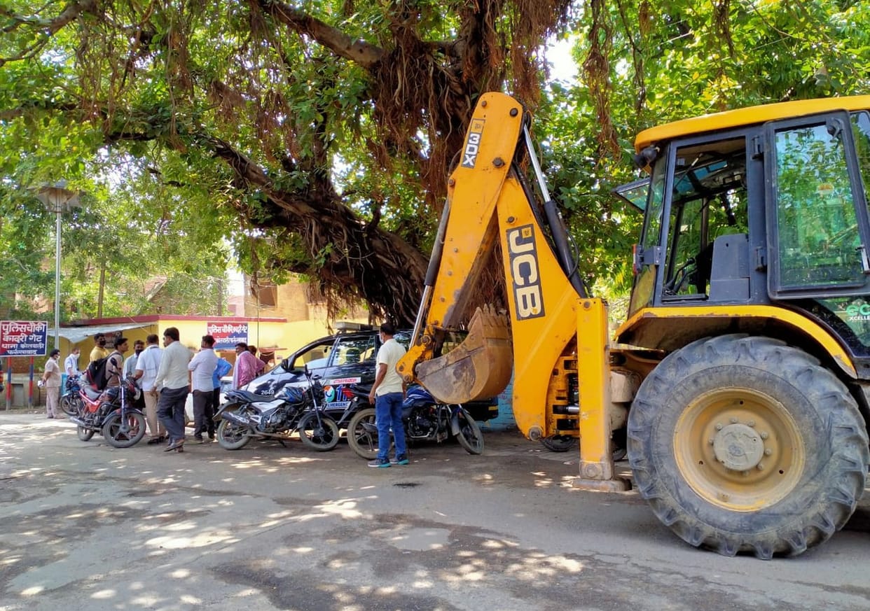 Attempt to occupy land in Khanpur, two JCBs caught