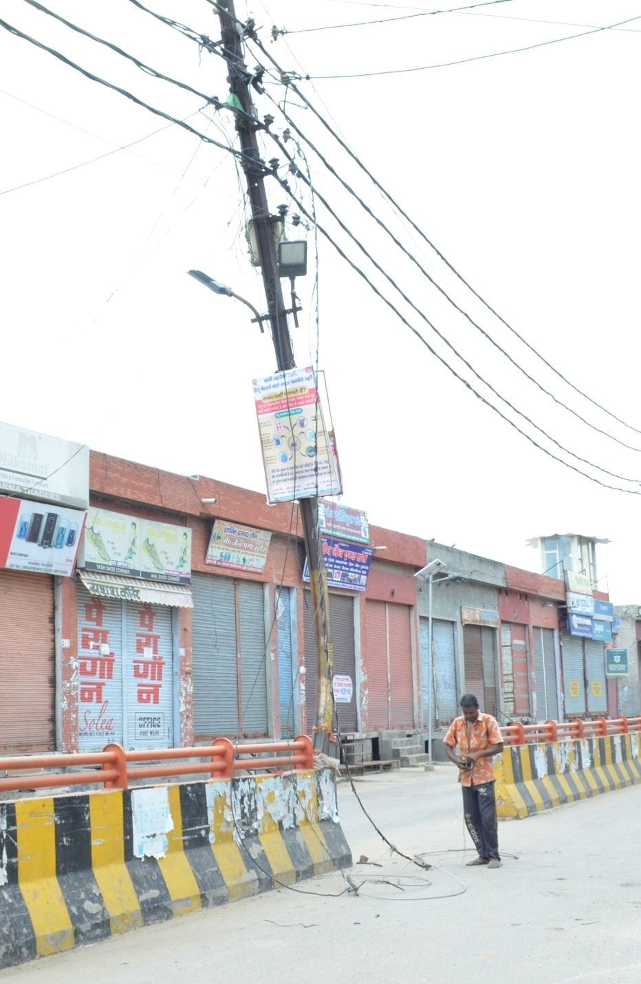 People face danger due to slanted pillars