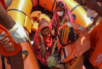 A woman gave birth to child on boat in bihar and another gave birth to child at railway station