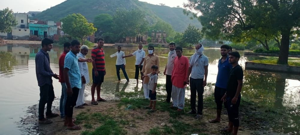 Officials rushed to see rain water in village Basai did not get out of car, villagers fury