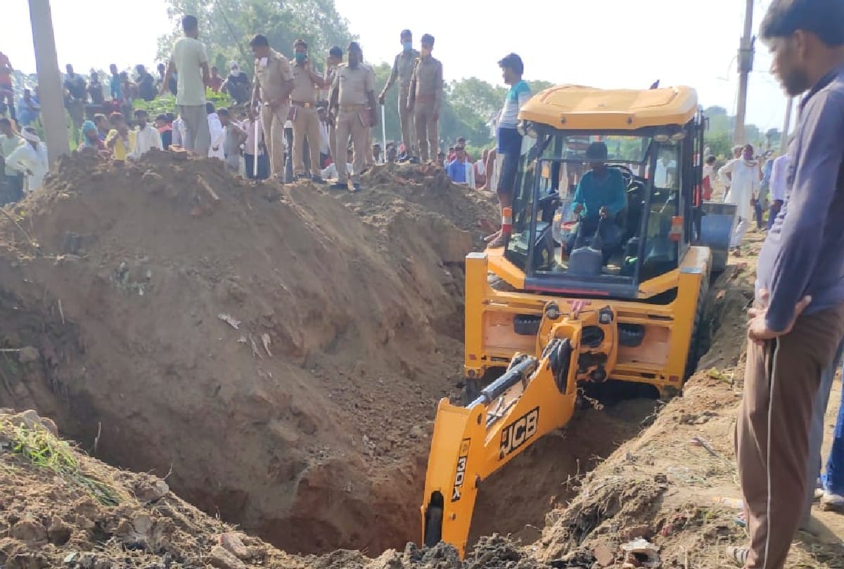 worker fell down into borewell in firozabad