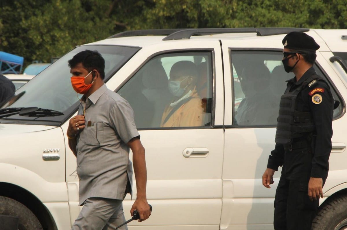 CM yogi adityanath visit varanasi meeting with administration officer and review of stopping of coronavirus infection