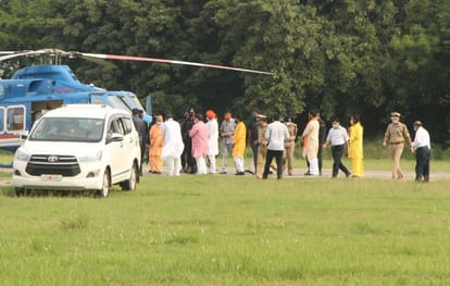 CM yogi adityanath visit varanasi meeting with administration officer and review of stopping of coronavirus infection