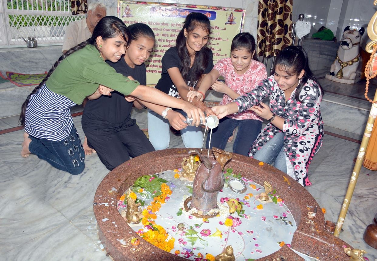 Aligarh: Nag Devta worshiped at home on Nag Panchami