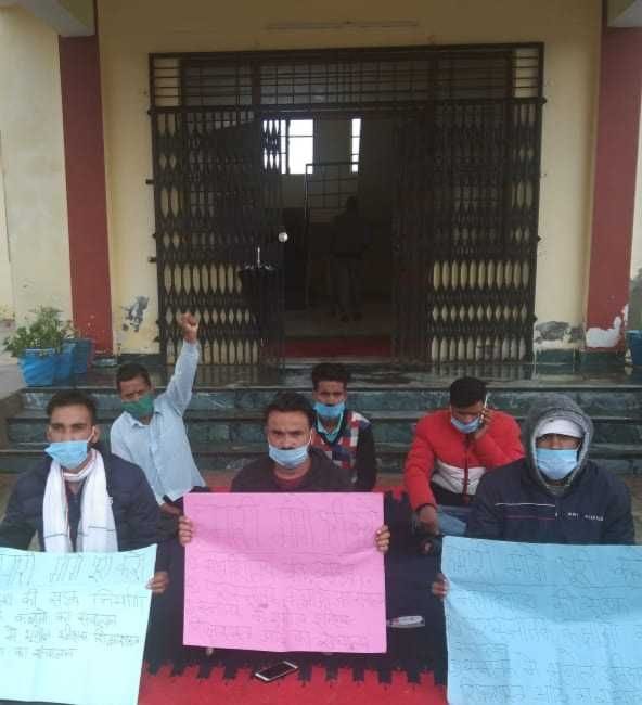 Students persisted in protest after rain