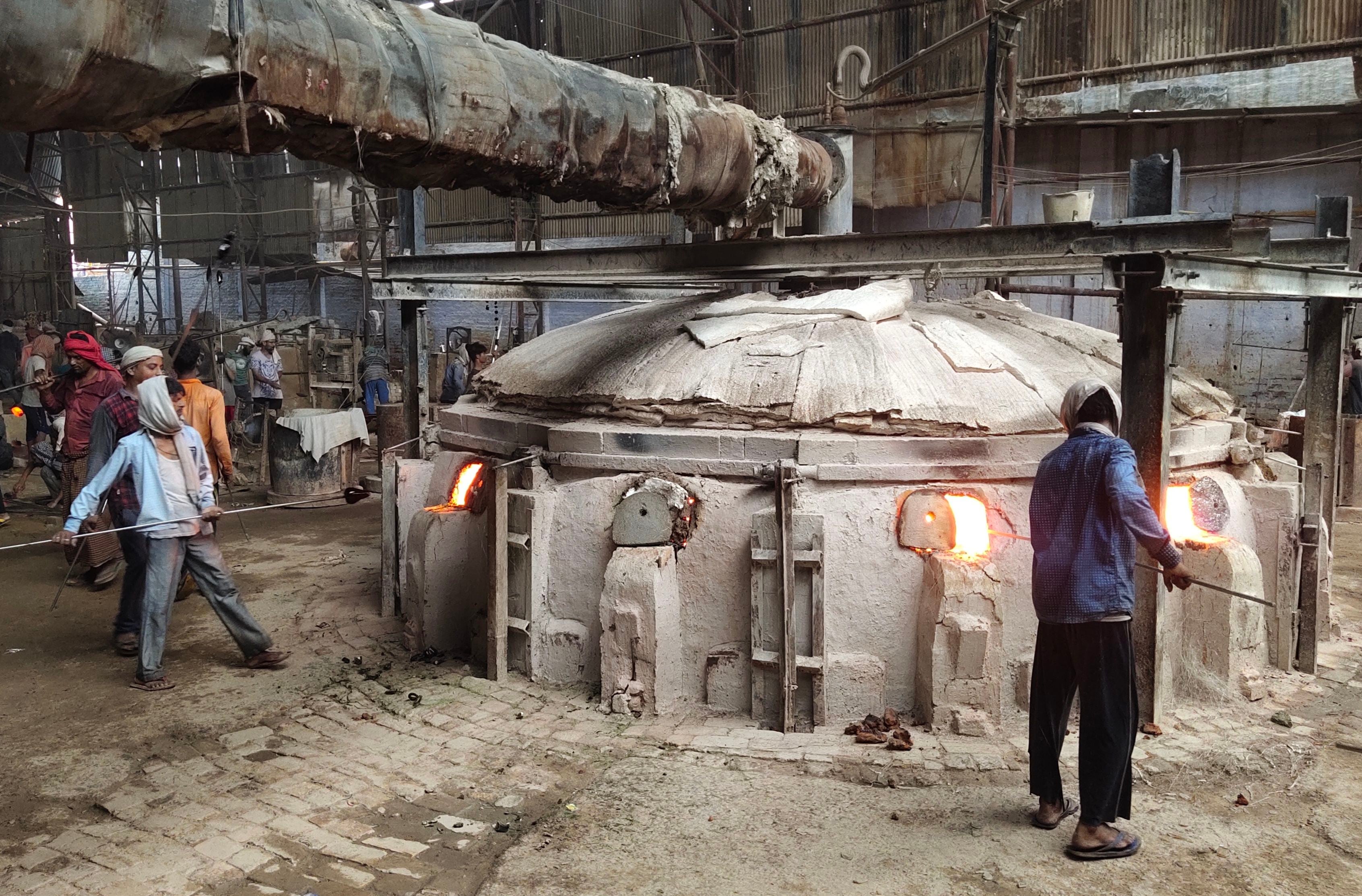 Bangle Factory - Firozabad News - रविवार को कारखानों में खनकी चूड़ियां ...