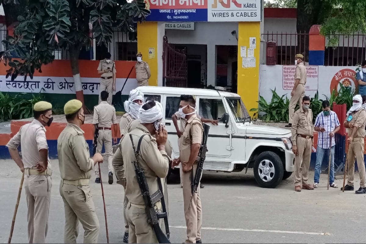cash worth about two lakh rupees was looted from the salesmen In Muzaffarnagar,