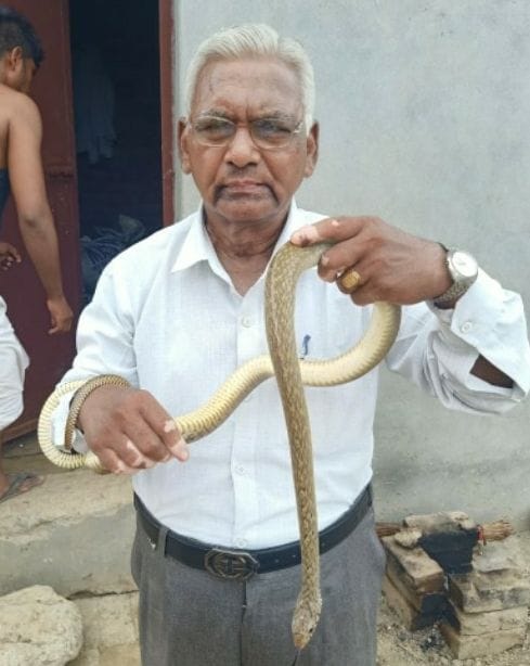 Aligarh: 76-year-old Omkar Singh engaged in snake protection