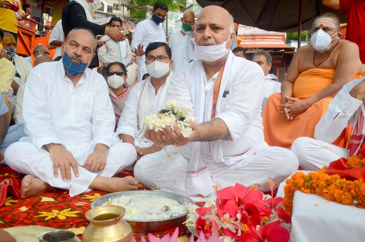 Madhya Pradesh Governor Tandon's bones immersed in the Ganges
