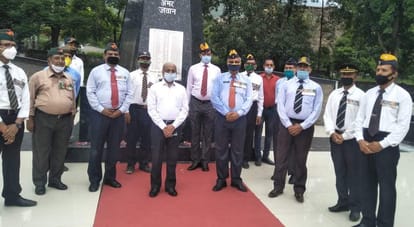 शहीद स्मारक बिलासपुर मे शहीदों को नमन करने पहुंचे उपायुक्त राजेश्वर गोयल व अन्य पूर्व सैनिक।