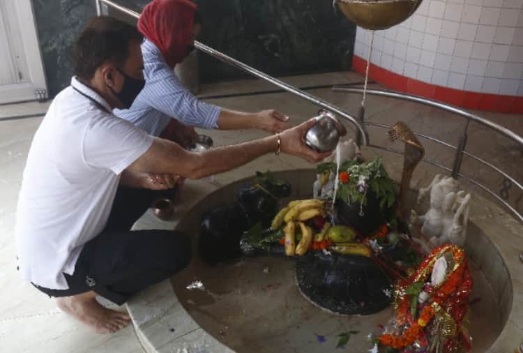 Chandigarh News in Hindi: Devotees worship in temples on the fourth Somvar of Sawan