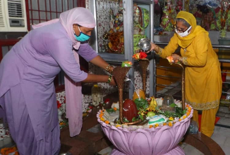 Chandigarh News in Hindi: Devotees worship in temples on the fourth Somvar of Sawan