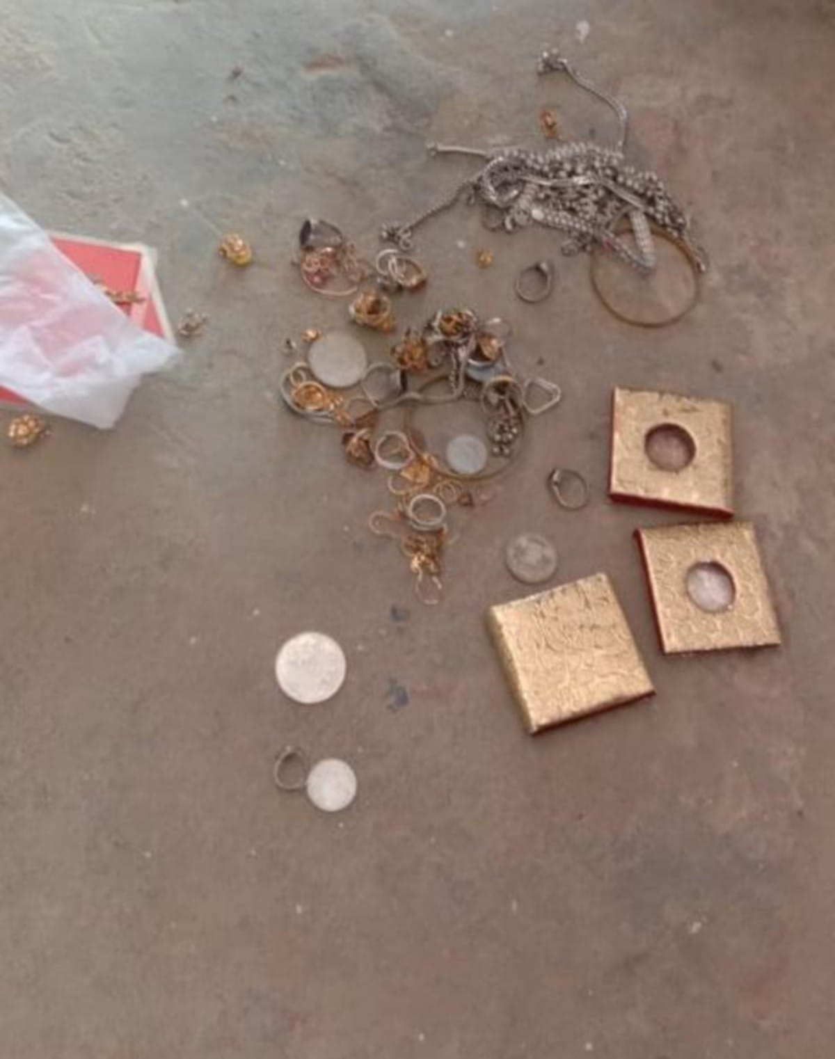 Four people left bundle of jewelry after worshiping at Shiva temple in chaubepur varanasi