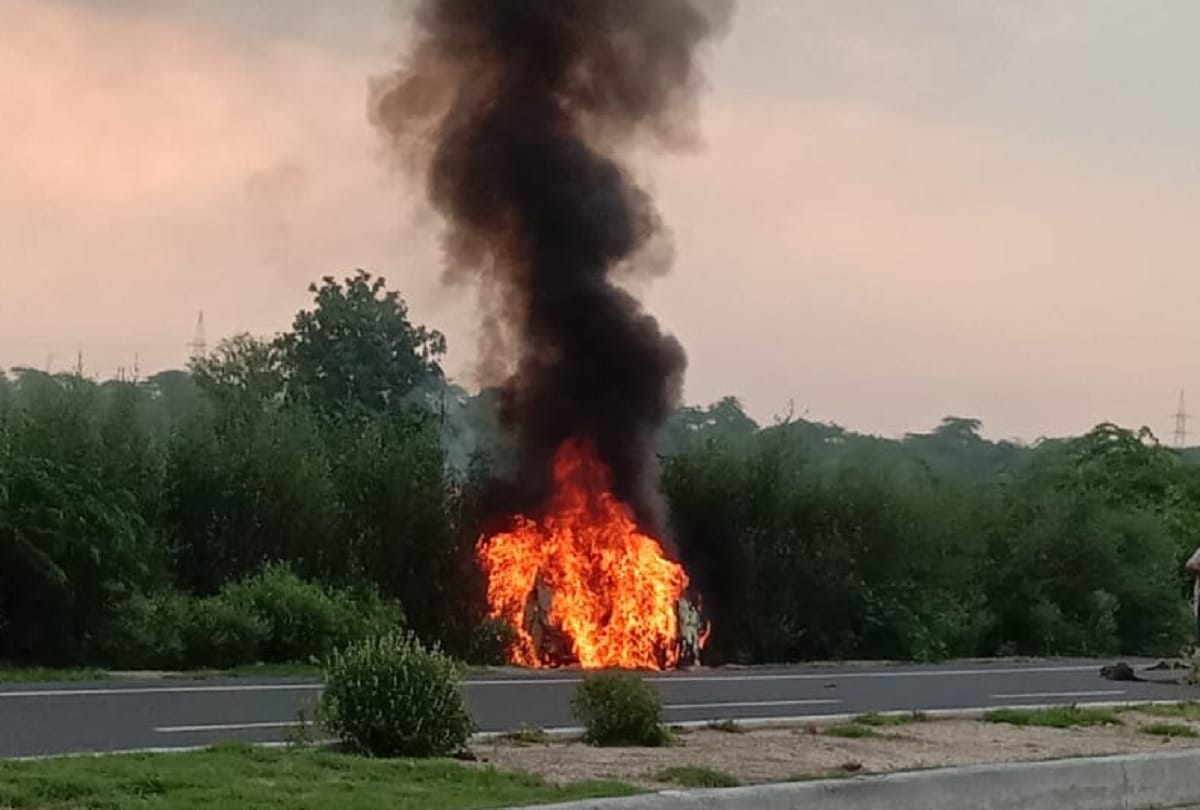 Car going to aligarh from mathura catches fire near Haiwatpur investigation going on