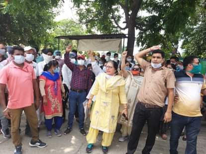 समाना के सिविल अस्पताल में नारेबाजी करता पैरा मेडिकल स्टाफ।