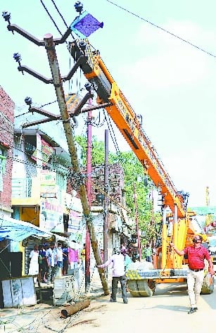 Work on Chaupula crossroads intensified, pole-side poles removed