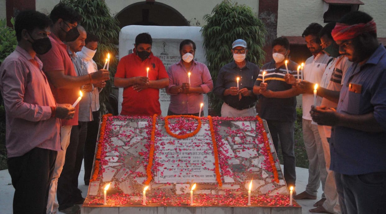 Salute the martyred soldiers in defense of the motherland